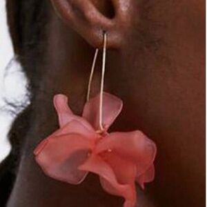 ZARA PEACHY PINK PETAL EARRINGS WITH GOLD🧡NWOT